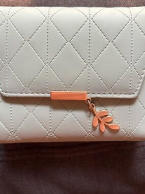Quilted White Women’s Wallet with Rose Gold Leaf Charm